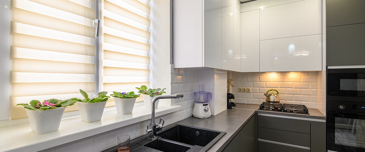 modern kitchen blinds, contemporary window treatments, stylish kitchen decor, energy-efficient blinds, light filtering blinds, interior design, stores modernes cuisine, traitements fenêtres contemporains, décoration cuisine élégante, stores économes en énergie, stores filtrant lumière, design intérieur,