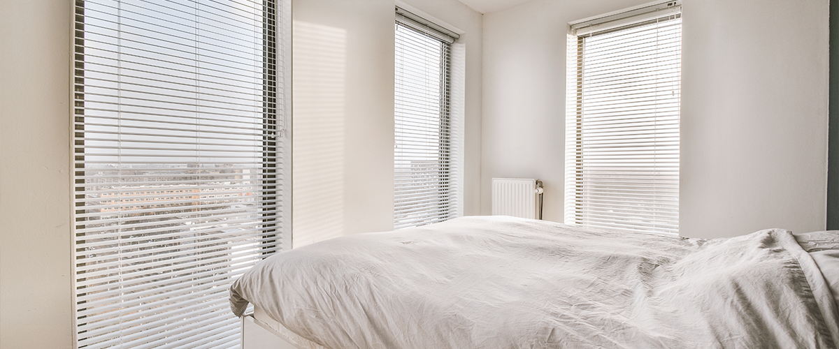 bedroom venetian blinds, privacy window treatments, adjustable light blinds, minimalist bedroom design, modern home decor, sleek window treatments, stores vénitiens chambre, traitements fenêtre intimité, stores lumière réglable, design chambre minimaliste, décoration maison moderne, stores élégants,
