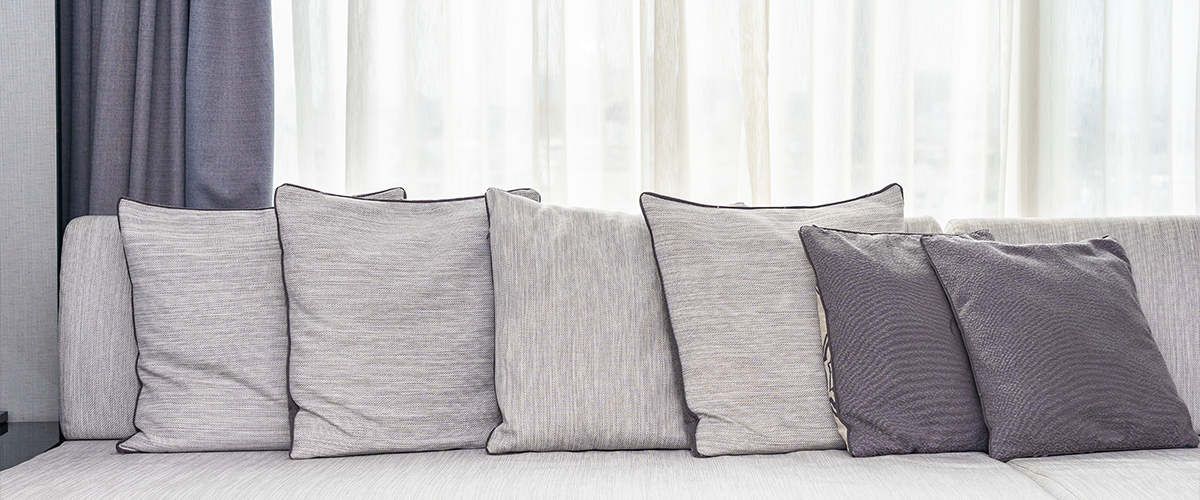 contemporary living room, designer curtains, chic home decor, modern window drapes, stylish living area, fashionable interior design, salon contemporain, rideaux design, déco chic maison, draperies fenêtre modernes, salon stylé, design intérieur à la mode,