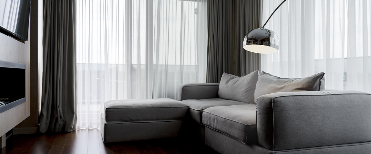 modern living room, sheer curtains, minimalist window treatments, elegant home decor, light diffusing curtains, airy interior design, salon moderne, rideaux transparents, traitements fenêtre minimalistes, décoration maison élégante, rideaux diffusant lumière, design intérieur aéré,