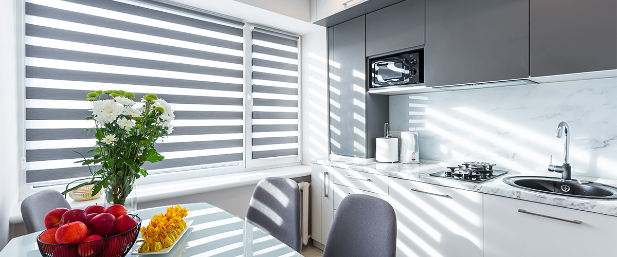 zebra shades, modern kitchen window treatments, dual-layer blinds, contemporary kitchen decor, stylish light control, unique window shades, stores zébrés, traitements fenêtre cuisine moderne, stores double couche, déco cuisine contemporaine, contrôle lumière stylé, stores fenêtre uniques,