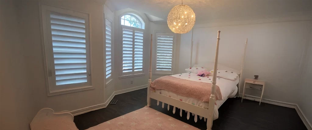 Persiennes installées dans une chambre à coucher.