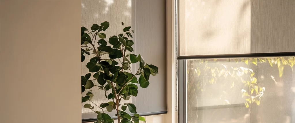 Image qui montre une toile solaire beige comme habillage de fenêtre qui bloque la chaleur du soleil. 